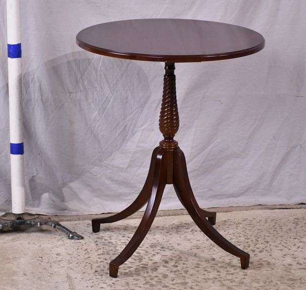 Bombay Co. round cherry side table with banded top; 16721-104