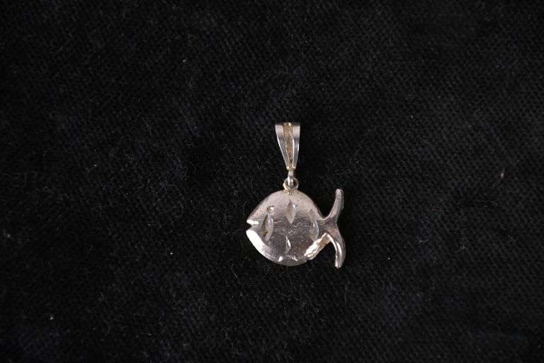 14kt white gold fish pendant; 13227-013