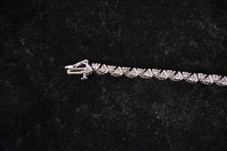 14kt white gold and diamond bracelet; 13227-006