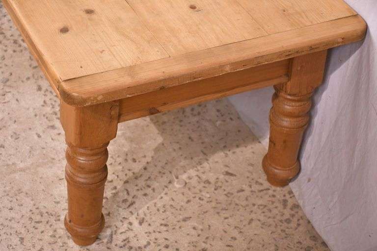 Pine coffee table with turned legs; 68-6802