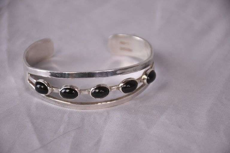Sterling silver bracelet with sapphire stones; 155-1083