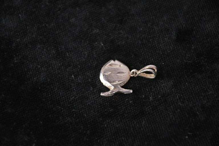 14kt white gold fish pendant; 13227-013