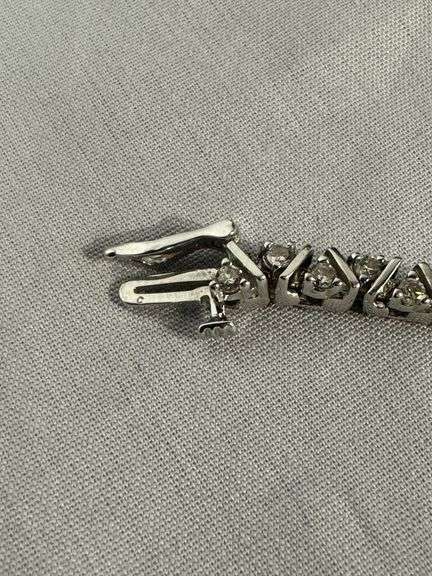 14kt white gold and diamond bracelet; 13227-006