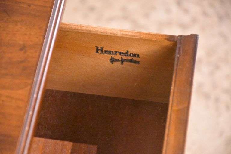 Henredon inlaid walnut single drawer open front nightstand; 68-6865D