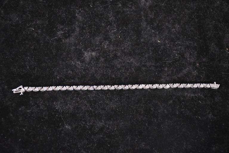14kt white gold and diamond bracelet; 13227-006