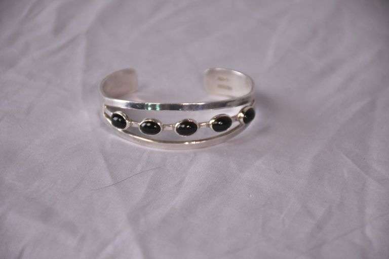 Sterling silver bracelet with sapphire stones; 155-1083