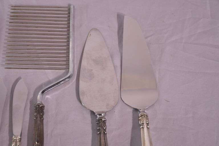 7 miscellaneous Gorham "Chantilly" serving pieces with sterling silver handles; 971-276