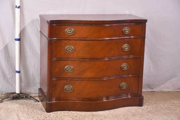 Drexel mahogany serpentine front 4 drawer bachelor's chest; 68-6817