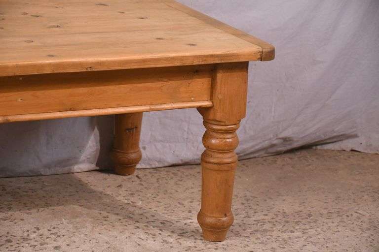 Pine coffee table with turned legs; 68-6802