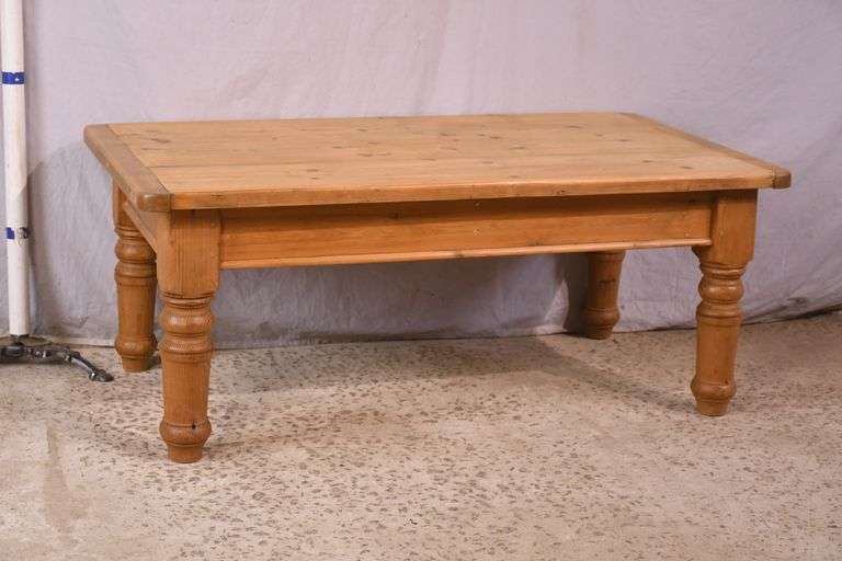 Pine coffee table with turned legs; 68-6802