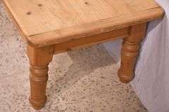 Pine coffee table with turned legs; 68-6802