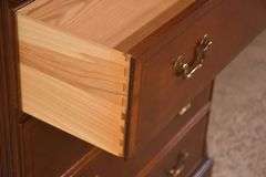 Ethan Allen tall inlaid crotch mahogany gentleman's chest; 68-6897B