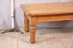 Pine coffee table with turned legs; 68-6802