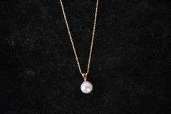 14kt gold necklace with pearl and 10kt gold pendant; 13227-024