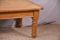 Pine coffee table with turned legs; 68-6802