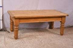 Pine coffee table with turned legs; 68-6802