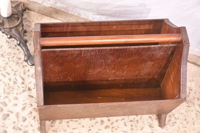 Magazine stand; 3072-021