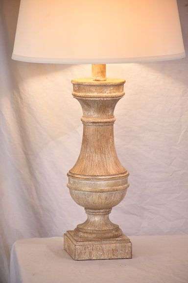 Distressed finish lamp with shade; 5038-006