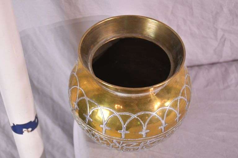 Small brass planter; 155-1112