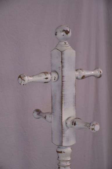 Distressed white coat rack; 18308-001