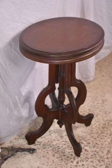 Oval Victorian style side table; 16721-061