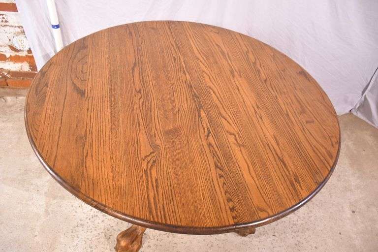 Round oak dining table with paw feet; 1116-726