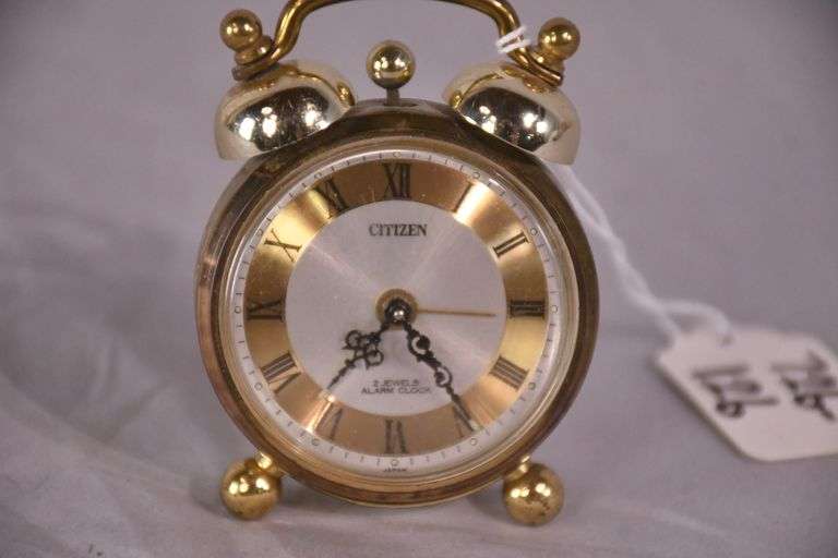Citizen vintage 2 jewels alarm clock; 726-126