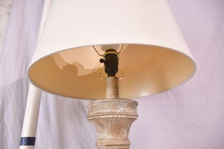 Distressed finish lamp with shade; 5038-006