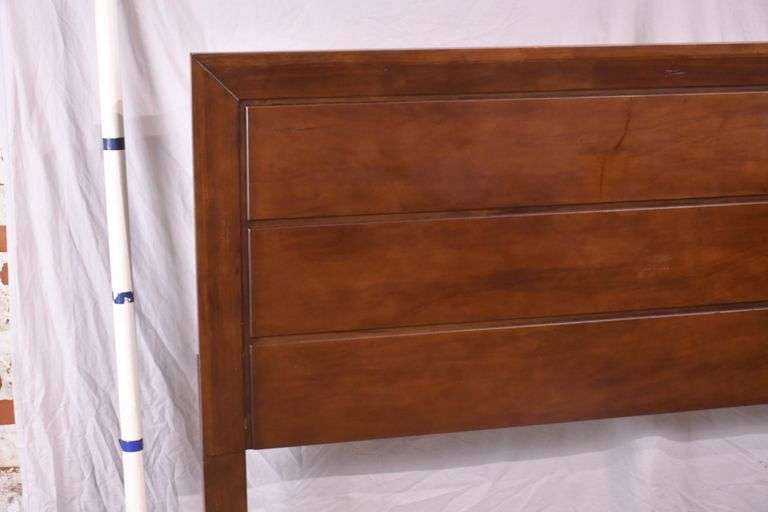 Raised panel king size bed with rails; 1153-091