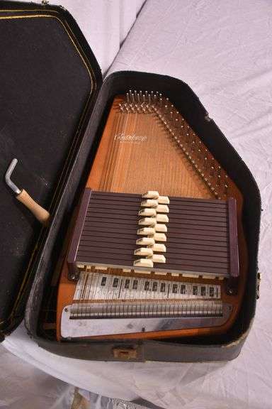 Oscar Schmidt Auto Harp with case; 55-12260