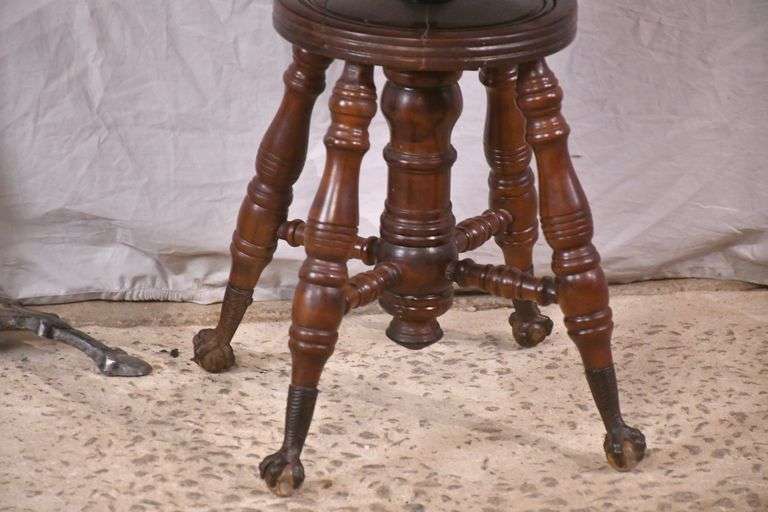 Adjustable height piano stool; 155-1117