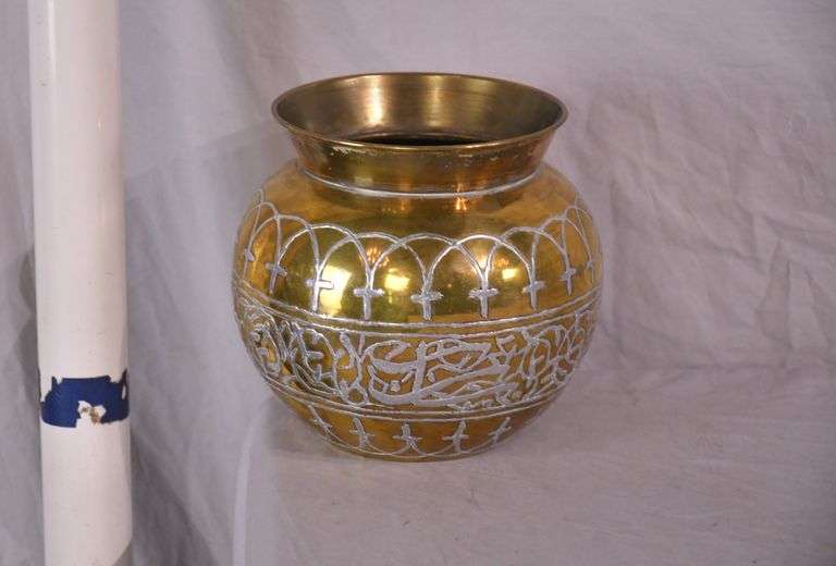 Small brass planter; 155-1112