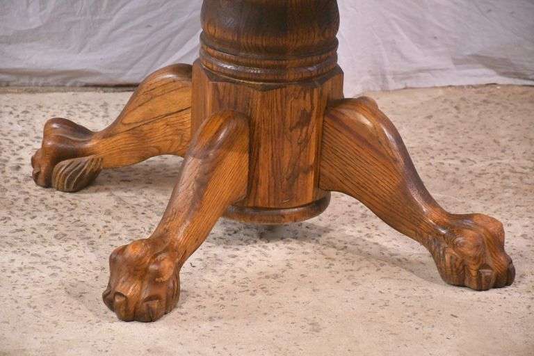 Round oak dining table with paw feet; 1116-726