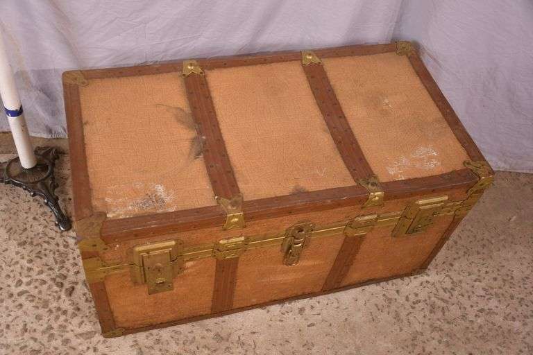 Vintage steamer trunk; 55-12321