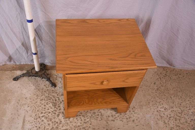 Oak single drawer nightstand; 14435-020