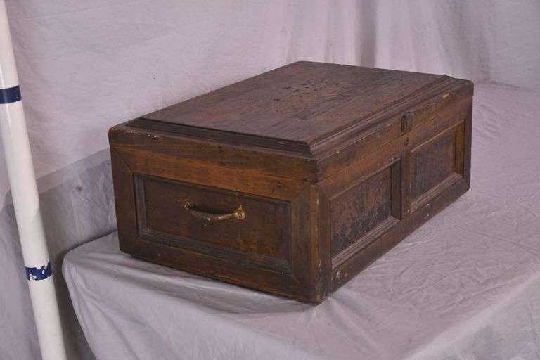 Early lift-top box; 18308-004
