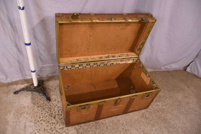 Vintage steamer trunk; 55-12321