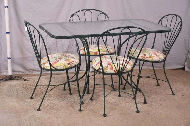 Green metal 5 piece patio dining set; 155-1105
