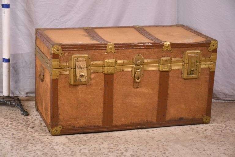 Vintage steamer trunk; 55-12321