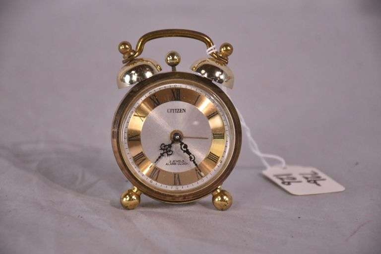 Citizen vintage 2 jewels alarm clock; 726-126