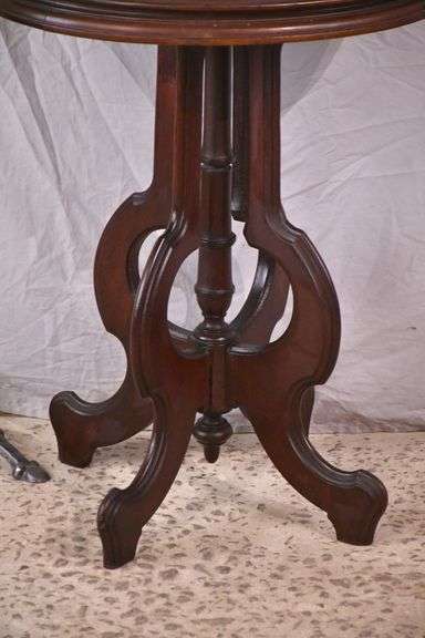 Oval Victorian style side table; 16721-061