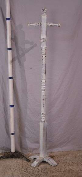 Distressed white coat rack; 18308-001