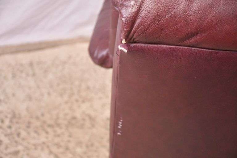 Flexsteel burgundy leather reclining armchair; 4934-001