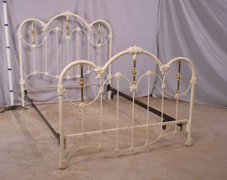 Ornate white metal full size bed with rails; 5038-001
