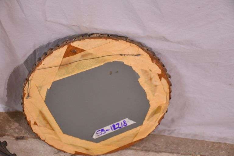 Small round mirror with seashell frame; 55-12218G