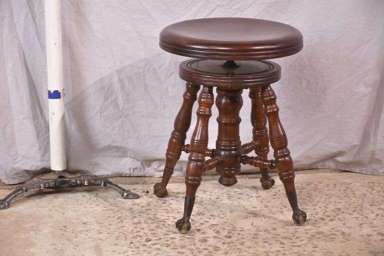 Adjustable height piano stool; 155-1117