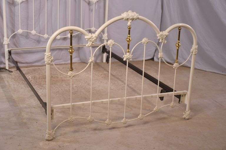 Ornate white metal full size bed with rails; 5038-001