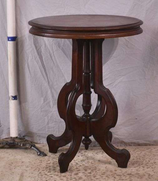 Oval Victorian style side table; 16721-061