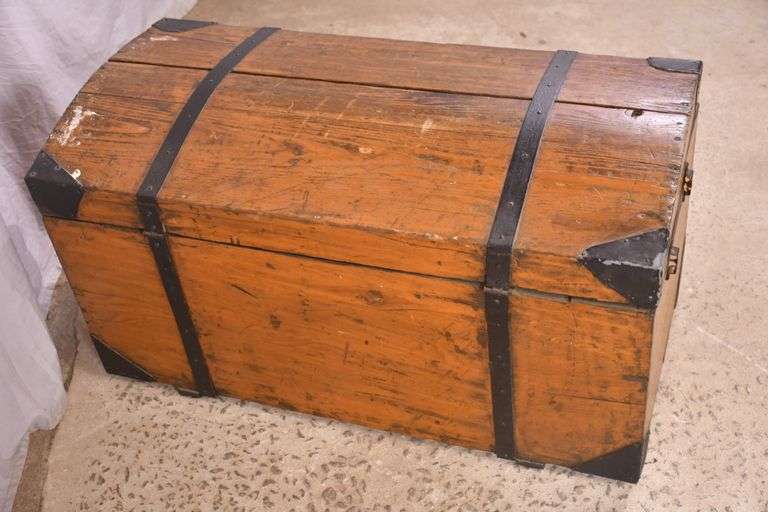 Vintage pine lift-top trunk; 55-12322