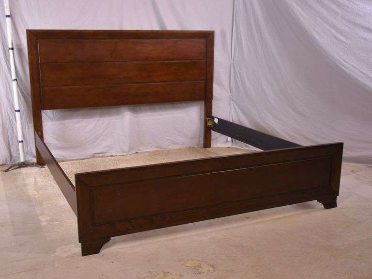 Raised panel king size bed with rails; 1153-091